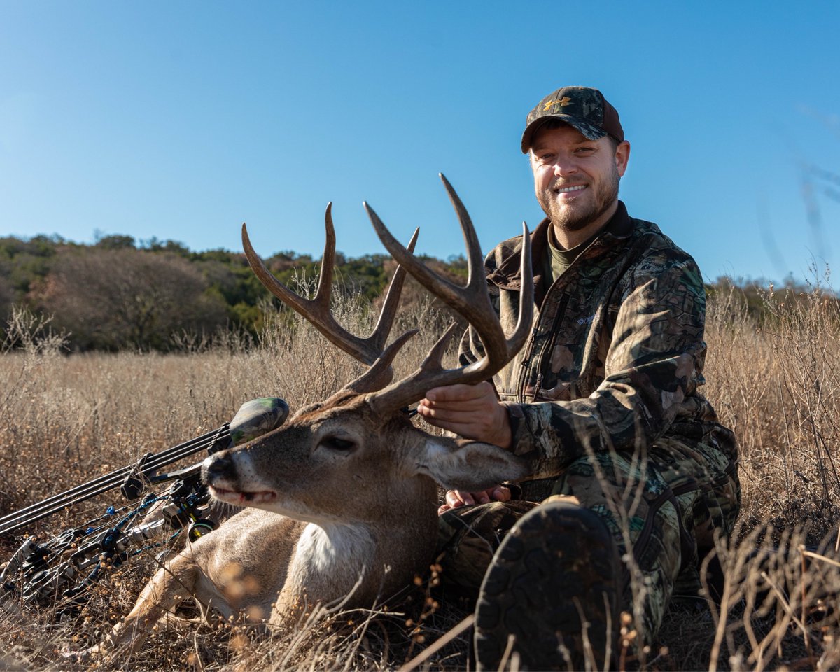 VenaticFanatics's tweet photo. It’s been a challenging TX deer season. When you least expect it, all of the hard work will pay off.  After a 5 min standoff and holding 3 mins at full draw, a deer named Bourbon is on the ground! #VenaticFanatics @Mathews_Archery @underarmour https://t.co/nNh70wKBlg