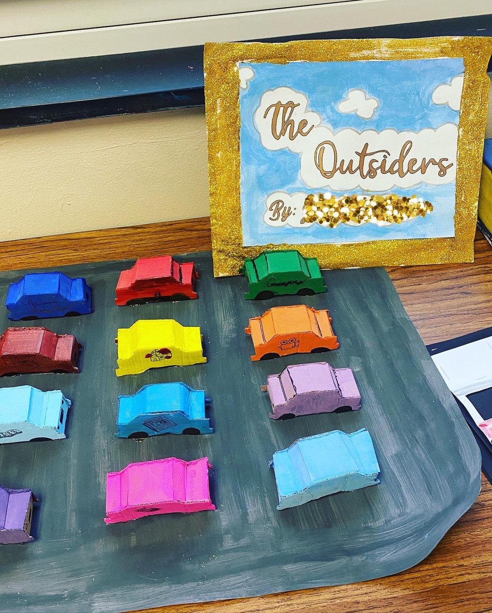 MsPerez_PoeLand's tweet photo. Fabulous projects by my 8th graders on #TheOutsiders #FunInELA #MiddleSchool @se4realhinton https://t.co/H0JgX154lQ