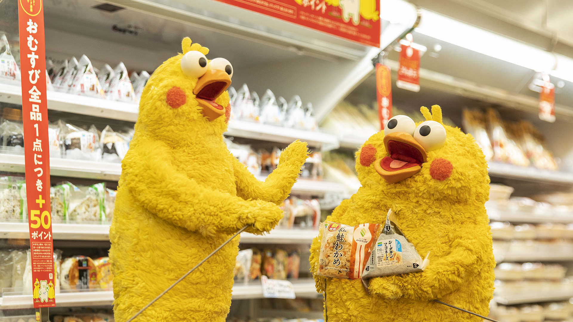 Nttドコモ ポインコ兄弟 お昼ご飯を買いにファミマへ おむすびの 具 で迷い中 弟 スーパー大麦 紅鮭わかめか 手巻 シーチキンマヨネーズどう 兄 どっちも グー 弟 ダジャレ 今ならおむすび1点購入ごとにdポイント50ポイントプレゼント