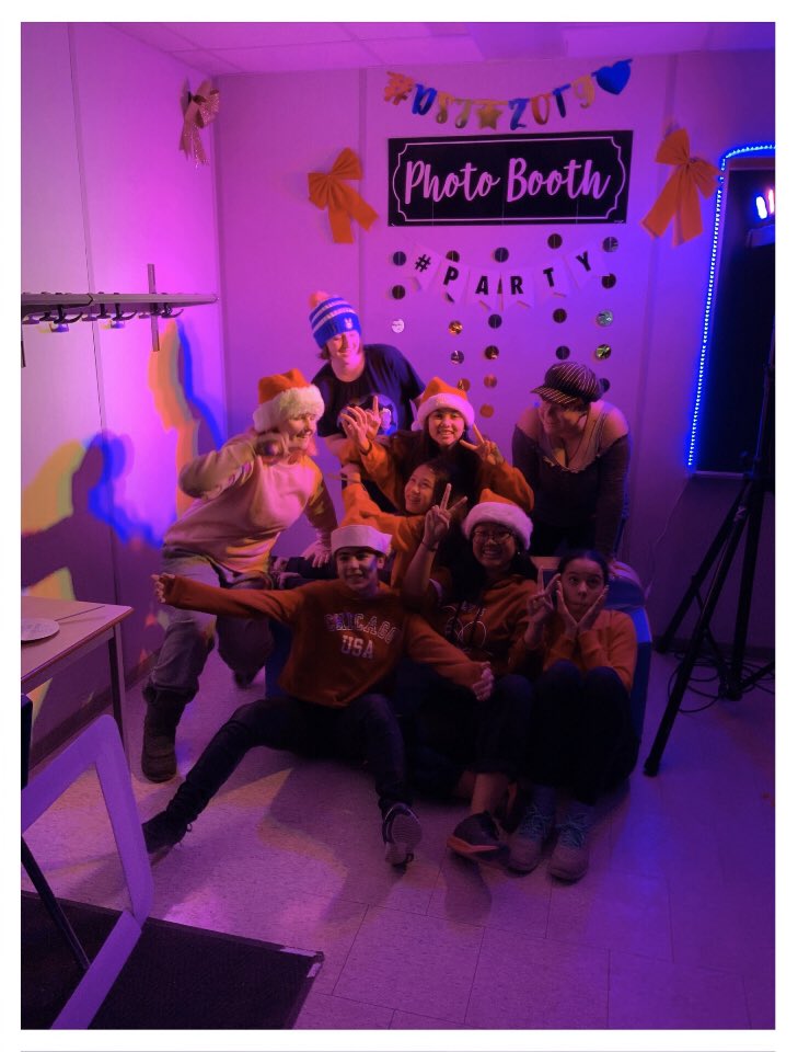 ES_DSJS's tweet photo. Le #photomaton festif est un succès à #DSJS! 
Jour 1 et Jour 2 sous le thème du chandail laid et du chapeau festif, preparez-vous pour jeudi avec la journée chic! 
👗🥿👔👞
Tirage vendredi parmi tous les votes populaires accumulés. 
Bonne chance aux participants!! 🗳 https://t.co/RxvNh1e6Zg