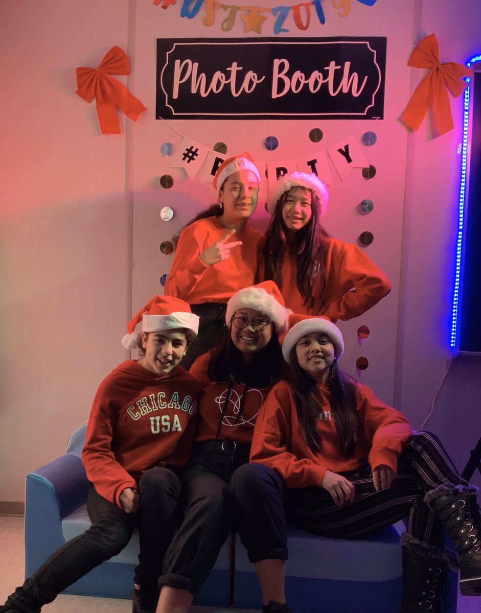 ES_DSJS's tweet photo. Le #photomaton festif est un succès à #DSJS! 
Jour 1 et Jour 2 sous le thème du chandail laid et du chapeau festif, preparez-vous pour jeudi avec la journée chic! 
👗🥿👔👞
Tirage vendredi parmi tous les votes populaires accumulés. 
Bonne chance aux participants!! 🗳 https://t.co/RxvNh1e6Zg