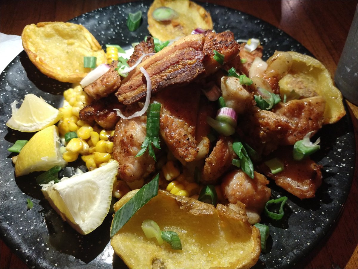 PaladarNegro23's tweet photo. Mollejas con Mayonesa de ajo, choclos asados, panceta y crocante de papas de #Menenga excelente plato! https://t.co/tBjR4o6R7c