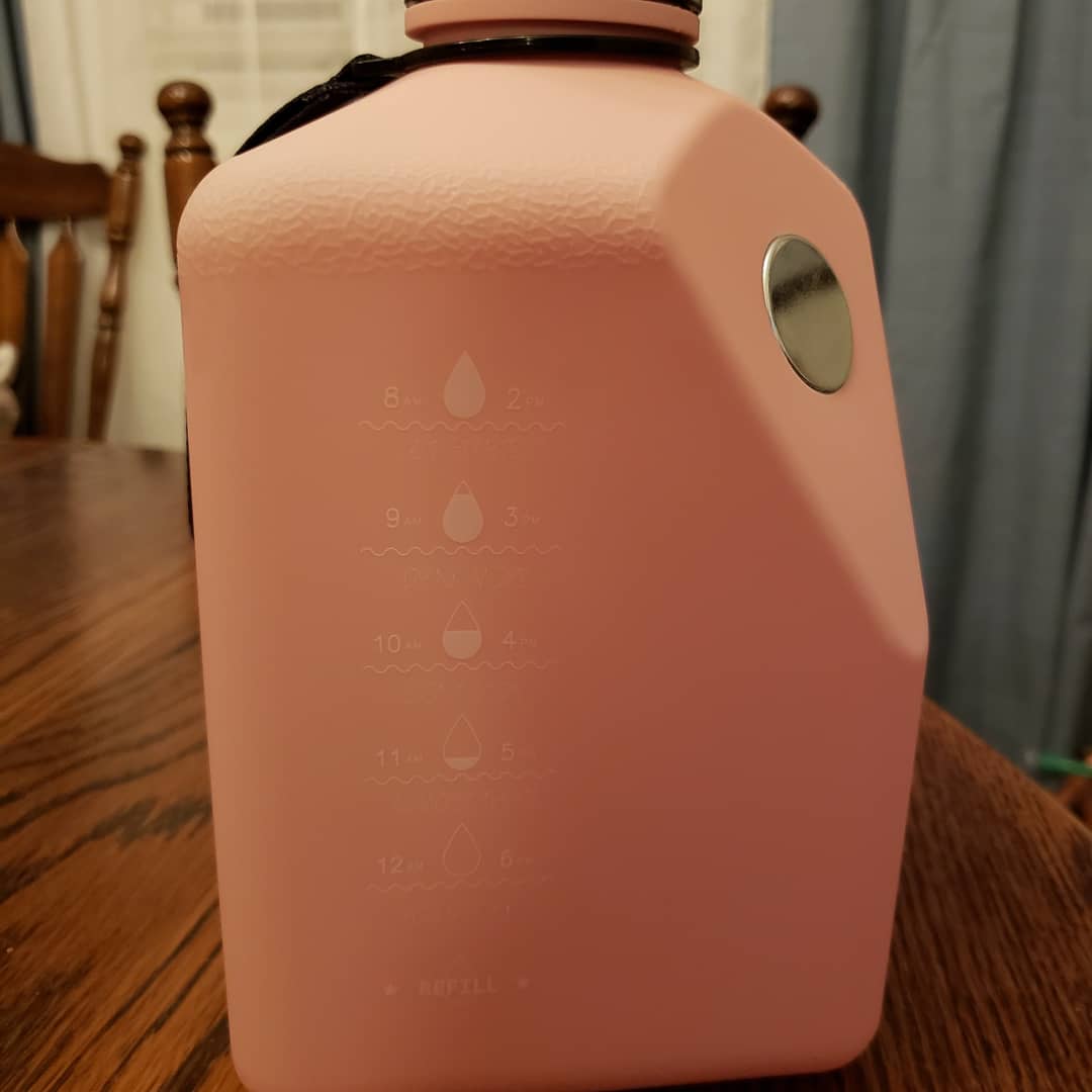 Derbynerdette's tweet photo. This bottle is great because it holds 2.7L, but it also has the time marks on the side so you drink enough water during the day. The bottle also comes with 2 different lids and it comes with a magnet . https://t.co/wP09xoAEUT. I was given this at a discount from Tomoson. https://t.co/js4p2VQEQQ