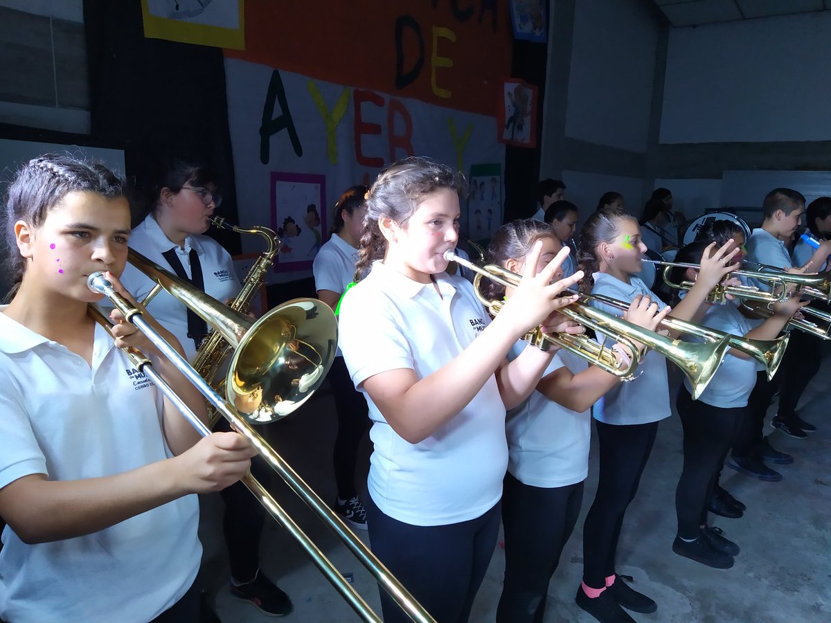 RedBandas's tweet photo. Cierre de año Escuela Nº 17 de Cerro Colorado. A lleno total La Banda Juvenil De Cerro Colorado cerró la fiesta . https://t.co/4mdySzfw1l