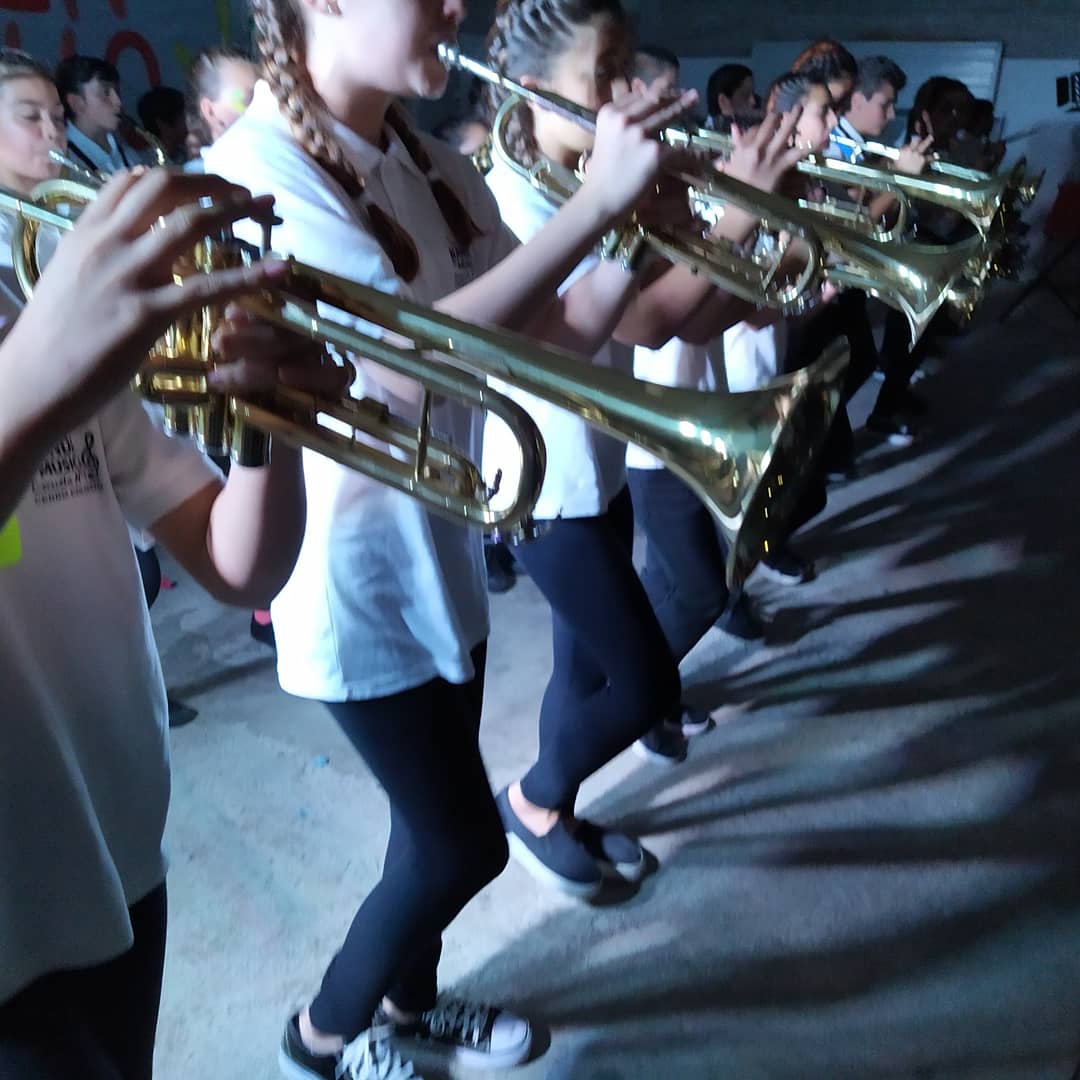 RedBandas's tweet photo. Cierre de año Escuela Nº 17 de Cerro Colorado. A lleno total La Banda Juvenil De Cerro Colorado cerró la fiesta . https://t.co/4mdySzfw1l