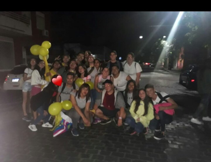 Ayniisas's tweet photo. Se fue la última vez en esa tribuna que tantas alegrias nos dio y tantos recuerdos me deja, ya veremos que nos depara el destino, por ahora solo sé que no quiero que se vayan de mi vida y que se vengan mil juntadas más, los adoro fuerte💛💛 https://t.co/T6OB8rsYgd