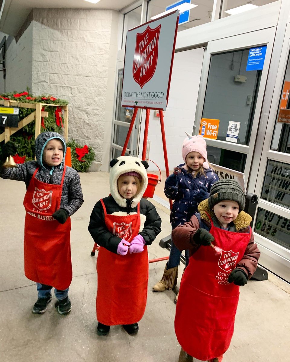 EdTechDani's tweet photo. This kiddos were ringing the @SalvationArmyUS bell 🔔 representing @GymKix !! Good job Avery, Bennett, Preslee, and Gavin!! #SalvationArmy #gymkix https://t.co/3TfcpSpRxm