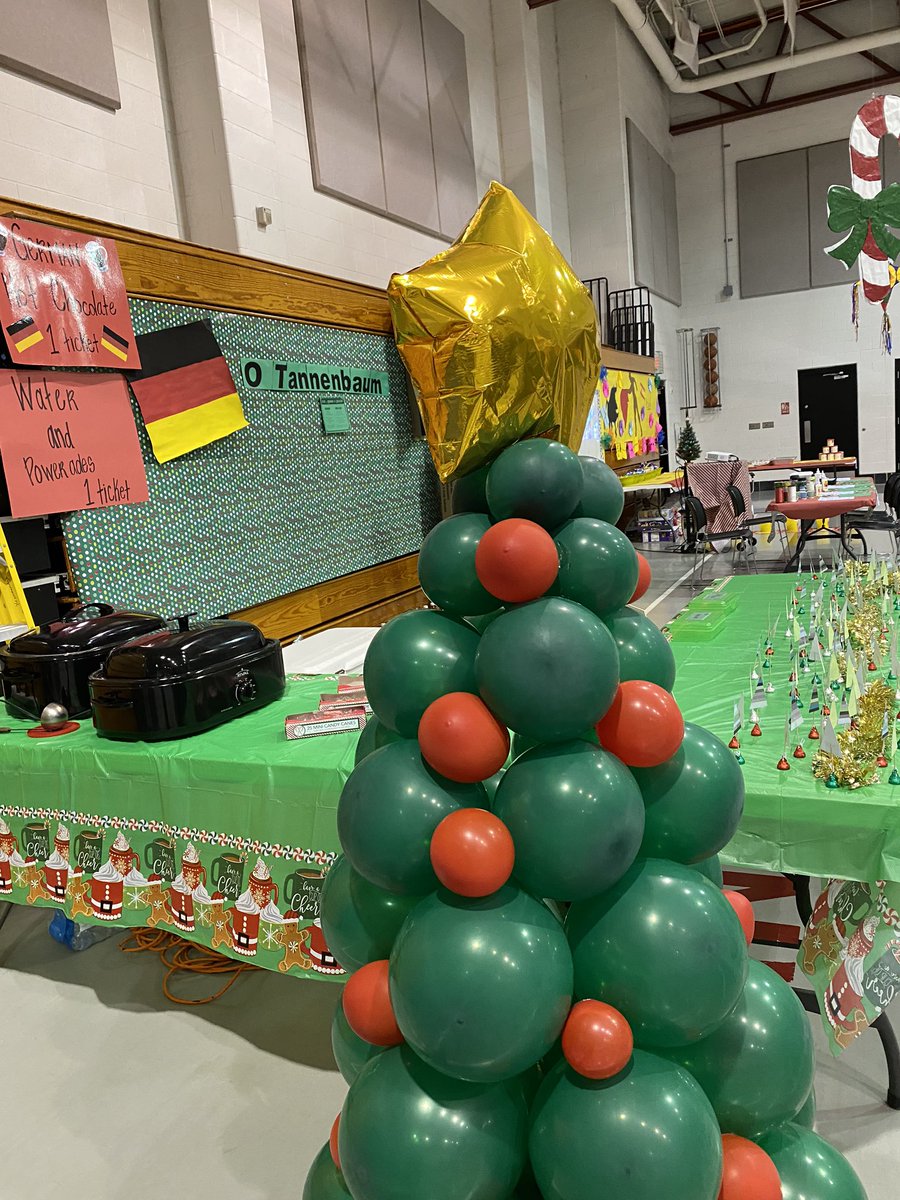 IlcVernon's tweet photo. The displays at our #joytotheworld event were amazing! Tonight was a success! Our teachers and students did a fantastic job! #hcisdStories #vernonms https://t.co/0OQRG2voyx