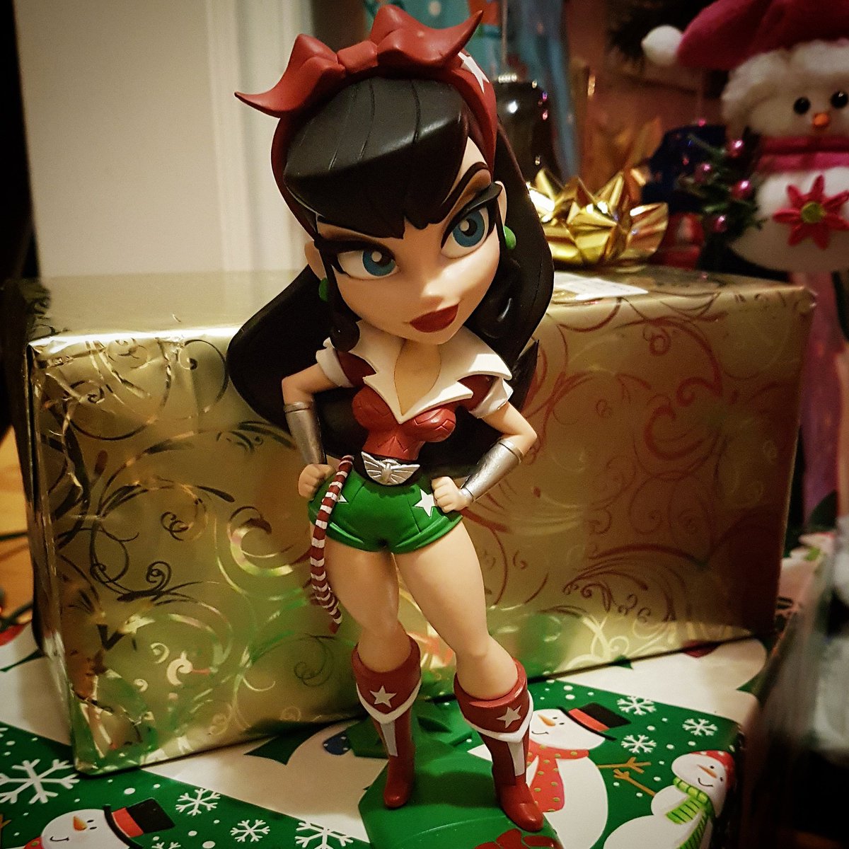 TraceysBasement's tweet image. Let's do a #GeekyChristmas Countdown! 😃
Dec 17 is @Cryptozoic's 2017 Holiday Edition #WonderWoman #DCBombshell, standing guard to make sure no villains get near our presents. 😁