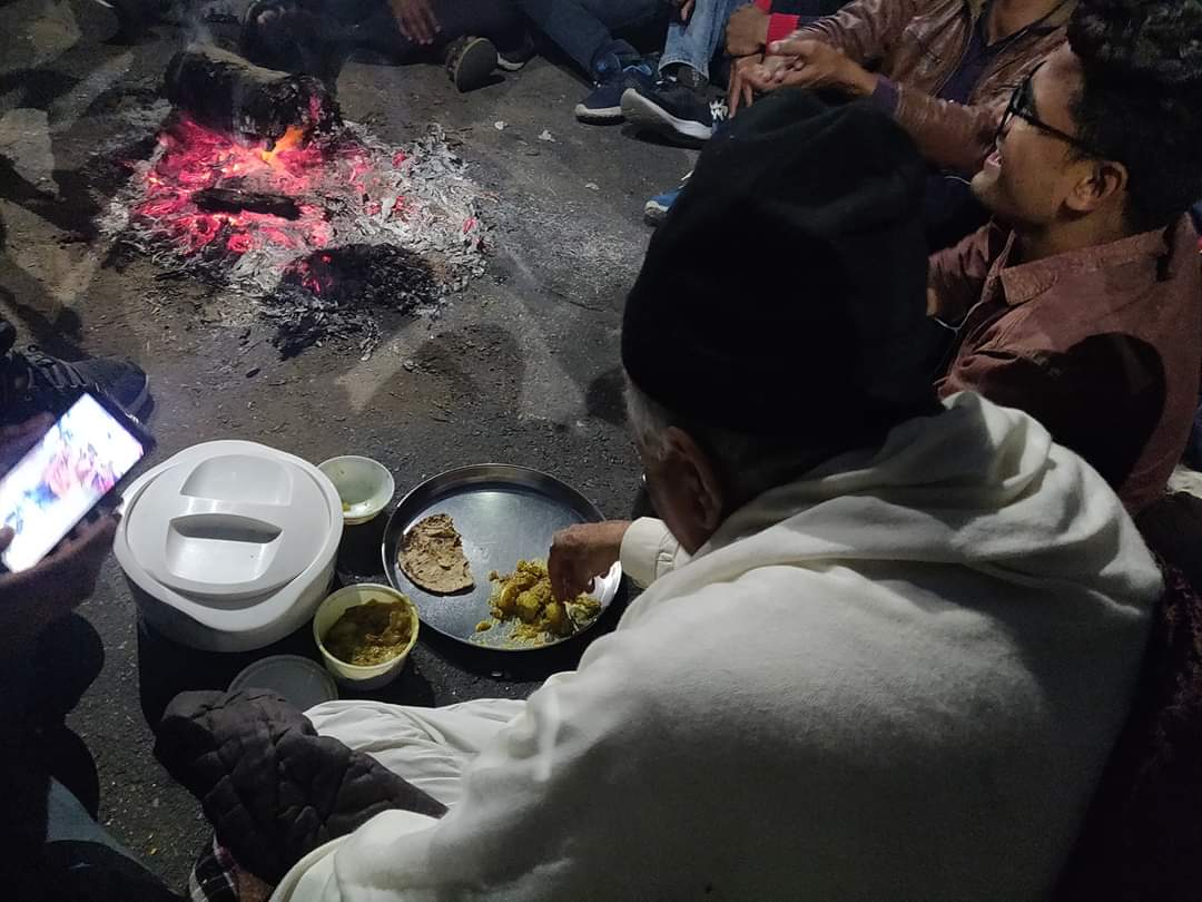 AjitRahuwas's tweet photo. अब तो सुनों सरकार बेरोजगारो की आवाज है  क्यों अग्नि परीक्षा ले रहे हो, परीक्षा की तिथि आगे ही आगे बढ़ाने की बात है कोई कर्ज माफ करने की बात नहीं है इन युवाओं के हाथ में हीं सत्ता की चाबी हैं 
@ashokgehlot51 
@DrKirodilalBJP 
@GovindDotasra 
@imdevprakash
 
#1stgradepostpone https://t.co/avvN4h76YF