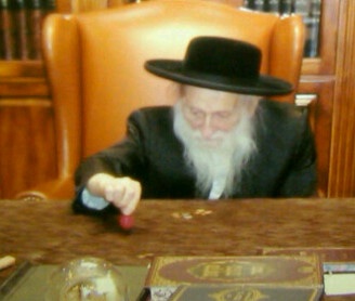 YonaTaub123's tweet photo. תמונה נדירה: בעל ברך משה זצ״ל ביים דריידל שפילן אין די ס׳ יאהרן https://t.co/vPxLNXtIEu