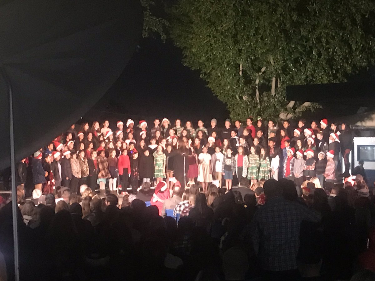 ljsdfacilities's tweet photo. #MacyElementary is rocking!! What a great Christmas concert. @LowellJoint https://t.co/pAkwSP90fv