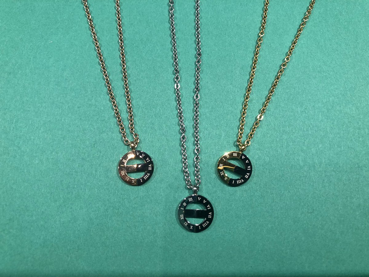 シルバーボックス直方店 ステンレスネックレスが入荷しました 下の写真のネックレスは5000円で安いけどおしゃれ 色の種類とか形もたくさんあるのでぜひお店まで足を運んでください