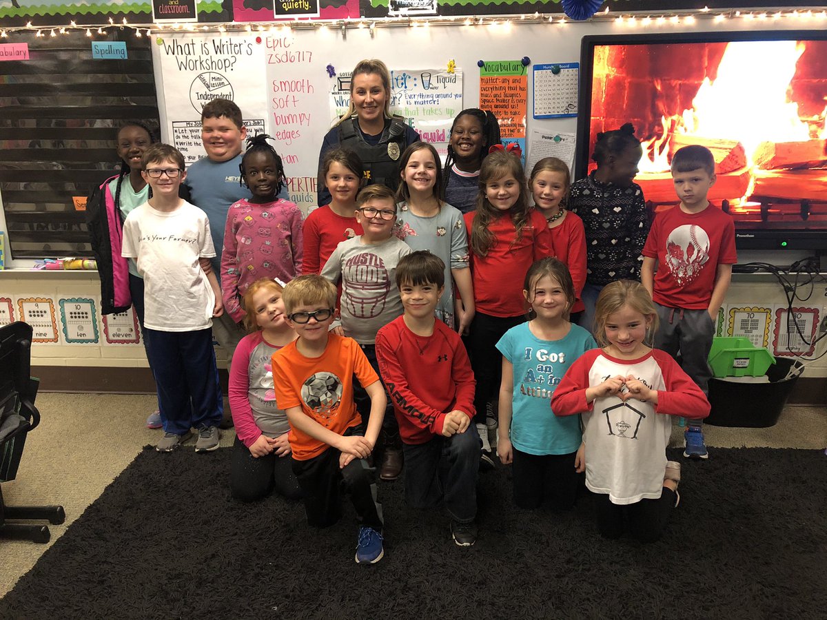 mrsdevyn_wge's tweet photo. Our week of mystery readers started out on Monday with Ms. Brooke, Kantley’s mama. We thought it was super cool that she is a police officer! Thank you, Ms. Brooke! 🐾 https://t.co/6194rwk3Cf