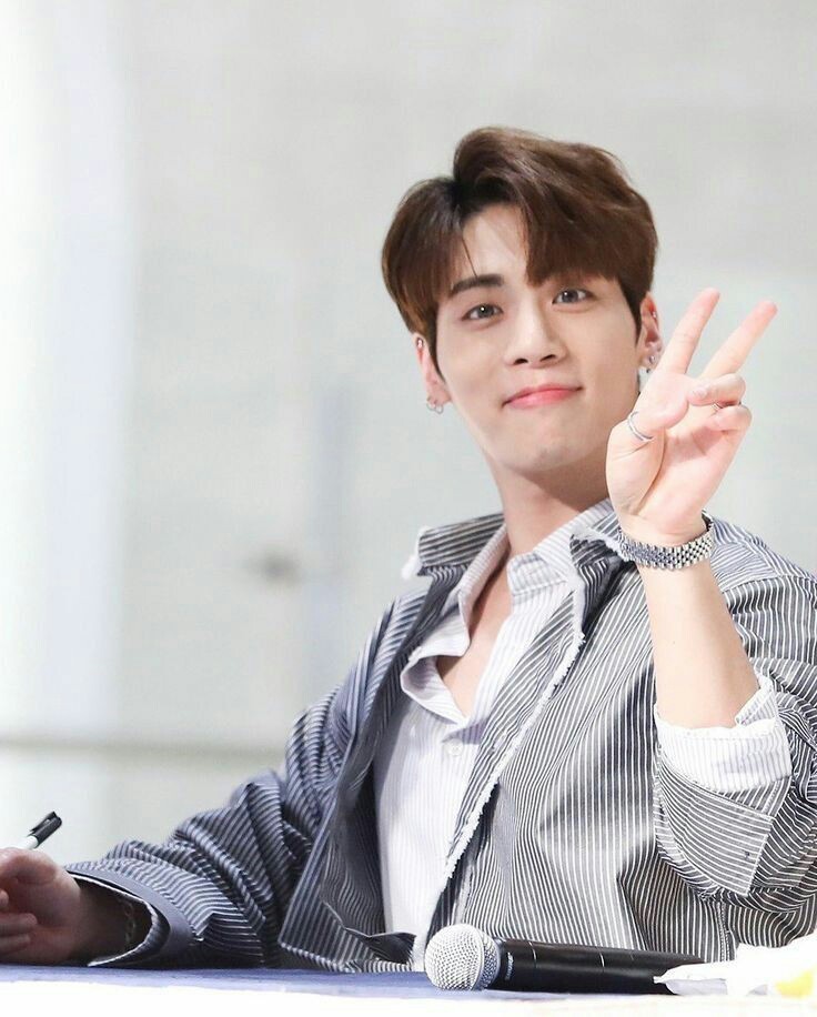 KByun2100's tweet photo. #AlwaysBeWithUs #JONGHYUN
#WeLoveYouJonghyun
#종현아_덕분에_내_평생이_따뜻해
Para Shawol eres la estrella más brillante que ilumina nuestros caminos. Han pasado dos años difíciles,pero te recordamos con una sonrisa,una persona maravillosa,un artista incomparable. Gracias.✨💙 https://t.co/T9N0Klwv3S