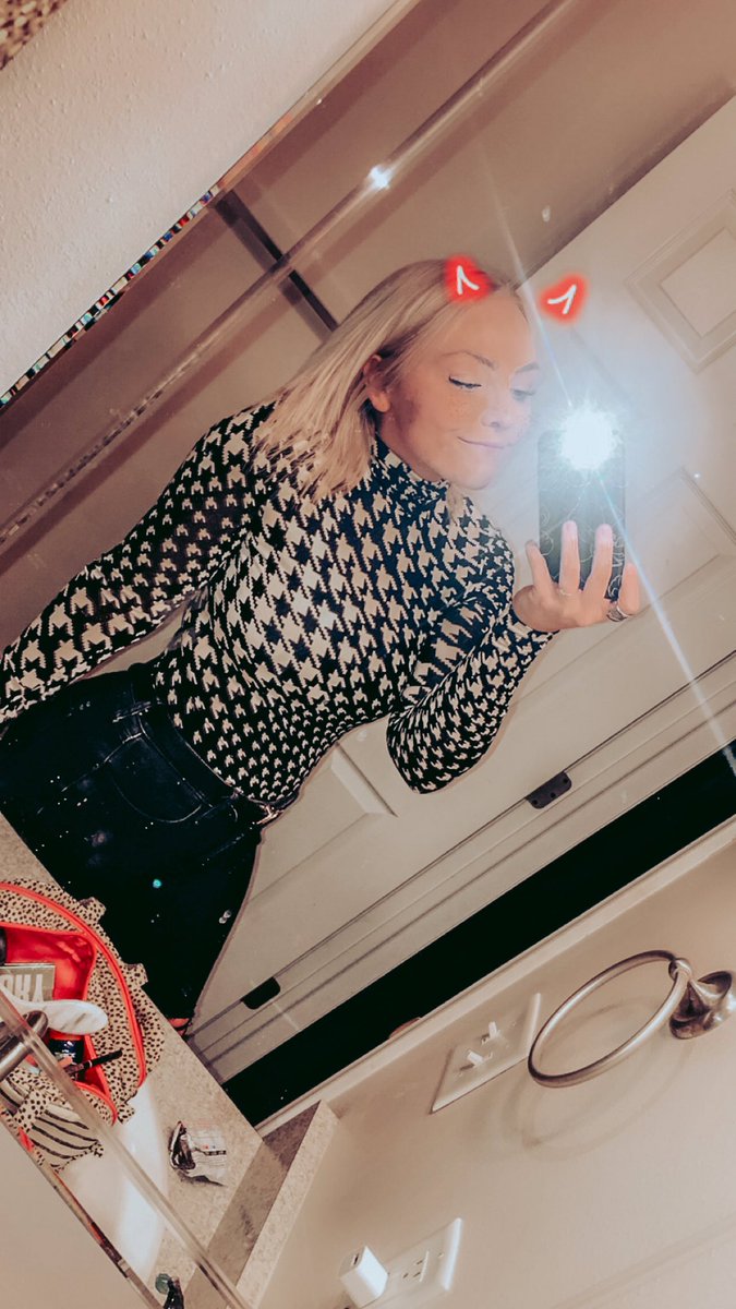 KatelynCox01's tweet photo. i spend way too much on clothes i don’t need ⚡️ https://t.co/hRGMFUIsQ7