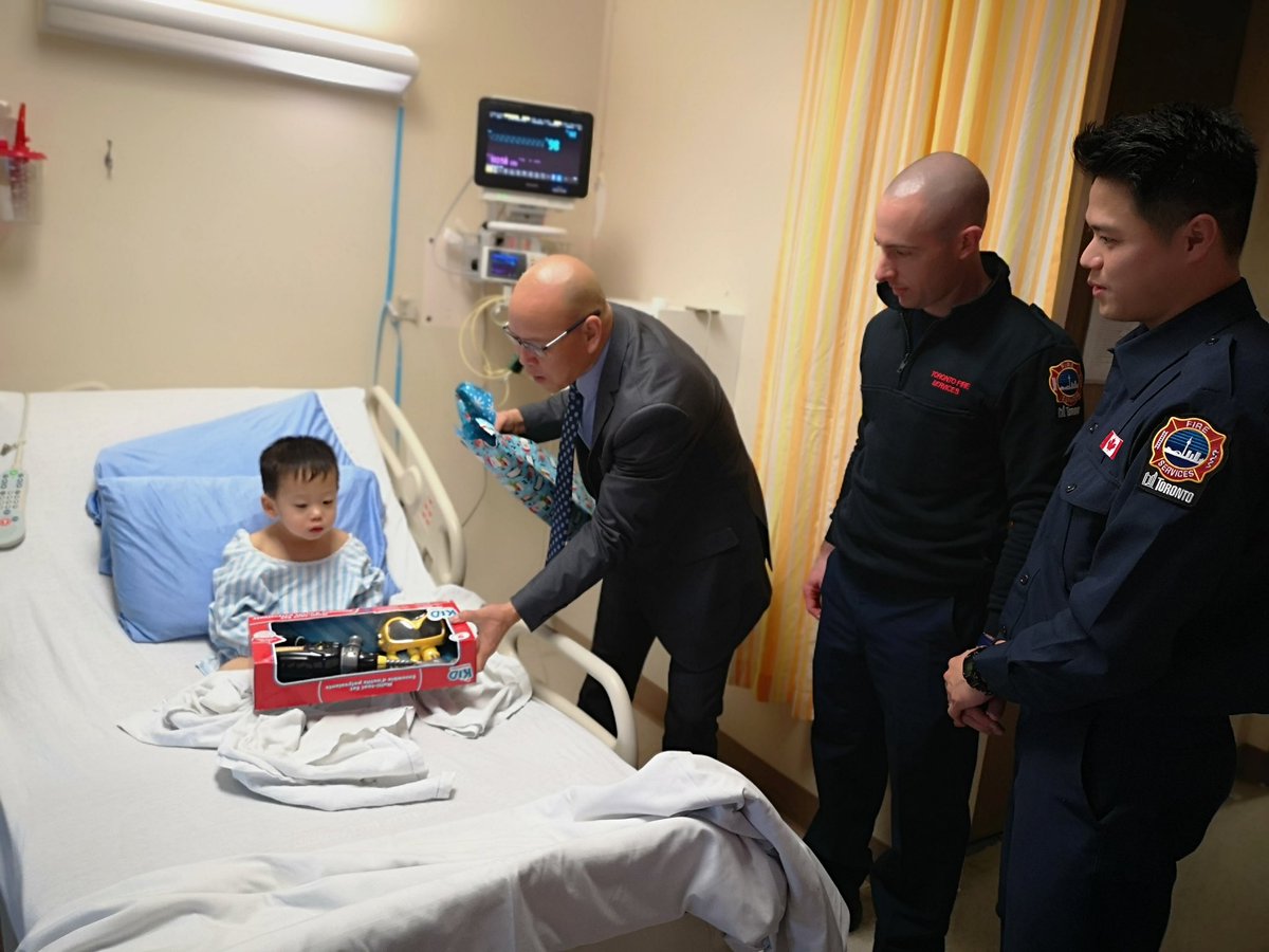 vincentkeDVN's tweet photo. Happy to join @tpffa Toronto firefighters toy drive #toydrivelive to deliver toys at #NYGH. Thank you to all those volunteers and donors that's been involved in this initiative. Capt. Rick Berenz has been working so hard to bring the holiday joy to sickkids for last 28 years. https://t.co/dGsAmoMFPD