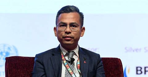 theSundaily's tweet photo. Fahmi Fadzil first MP to present ‘report card’ https://t.co/CHgIoEe2qH
#thesundaily #Malaysia #ReportCard2019 #theSun https://t.co/l4iKAlumCk