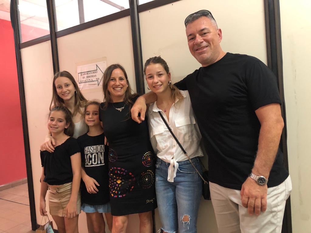 corirogovsky's tweet photo. Ayer defendí mi tesis de maestría y ademas de sentirme inmensamente feliz, quiero agradecer especialmente a mi directora de tesis, la genia de   @veroperosi que guió el trabajo con entrega, sabiduría y  pasión. #mteUBA https://t.co/LDS0M5L8gs