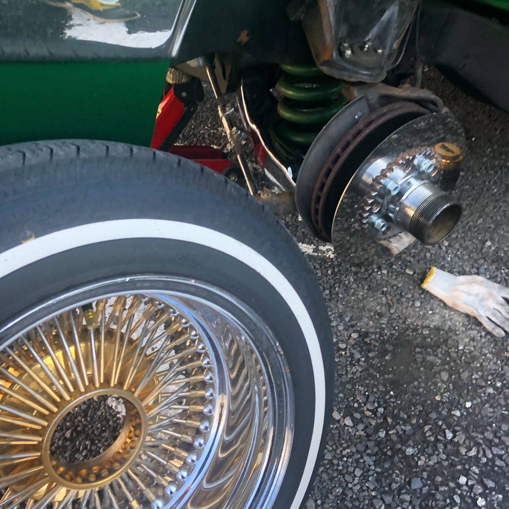 giveitup_Hilow's tweet photo. #wirewheelwednesday
ハイドロ不動の原因解明したからタイヤのローテーション。
MRIが26日の予約で、それまでどうにもならんから
やるしかない。
タイヤ外したから裏洗ってアンダーも磨いとこかな。
#giveitup #lowrider #montecarlo_ls #gbodylife #montecarlolowrider #limitedcc #daytonwirewheels https://t.co/yTdoWRiH7h