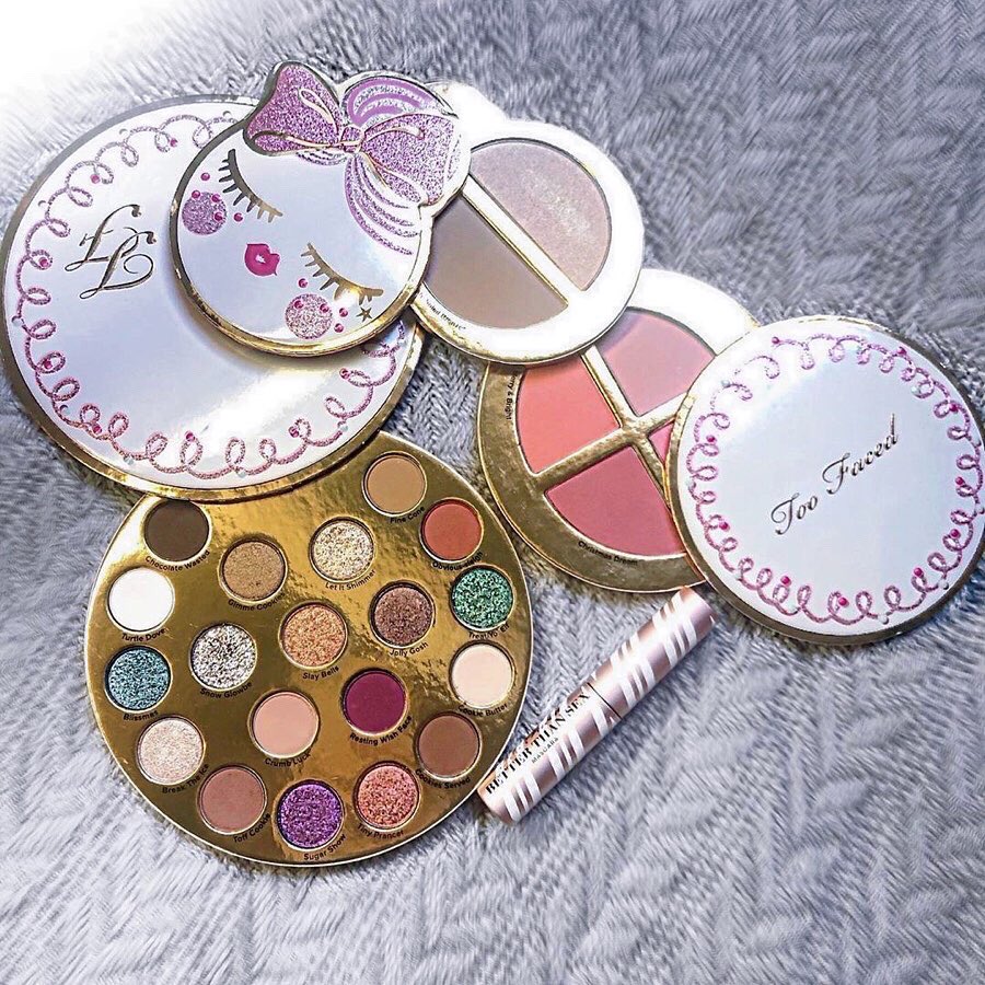 makeuppolitan's tweet image. 🎀🎄HOLIDAY GIVEAWAY🎄🎀
You can win all these adorable makeup items! 🎁 
Rules to enter:
1. Follow me on twitter &amp;amp; instagram.
2. Retweet this.
3. Tag a bestie.
International giveaway ends on 1st January! Good luck ❤️❄️
#GiveawayAlert #MakeupGiveaway