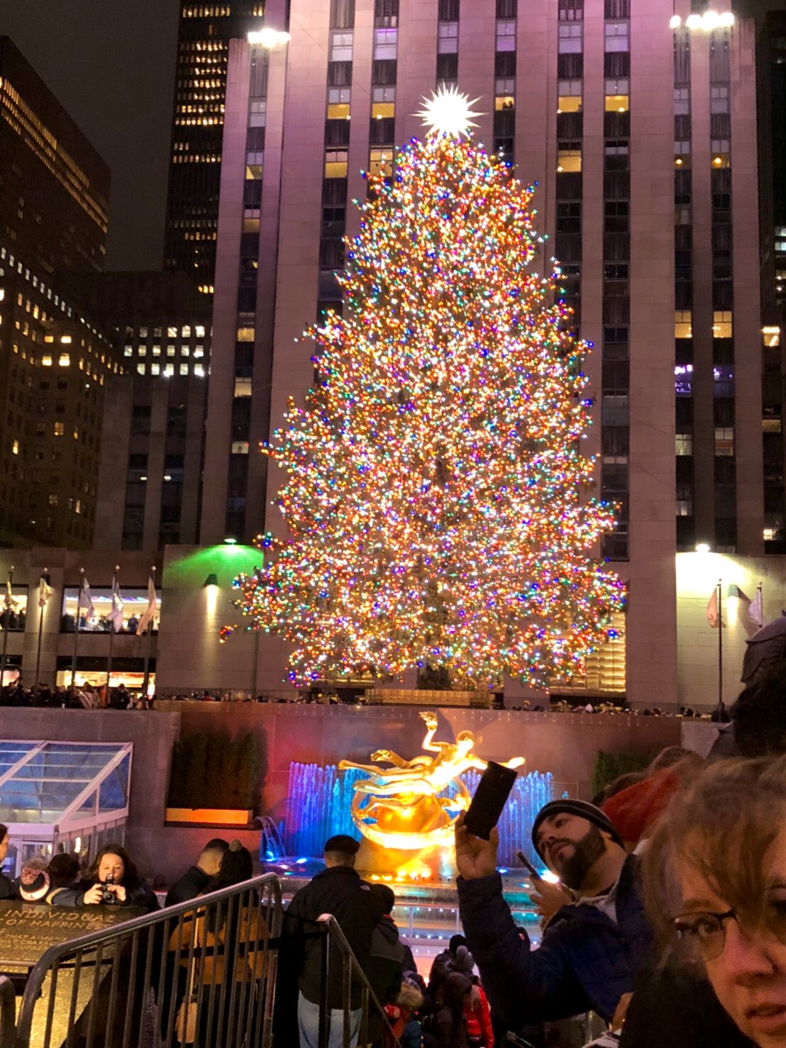 夏海 V Twitter ニューヨークにいる友達から ロックフェラーセンターの今年のクリスマスツリーの写メを送ってきてくれた ライトでぎっしり埋め尽くされてる巨大ツリー 直に近くで見たらかなり眩しいだろうなぁ 見てみたい ロックフェラーセンター