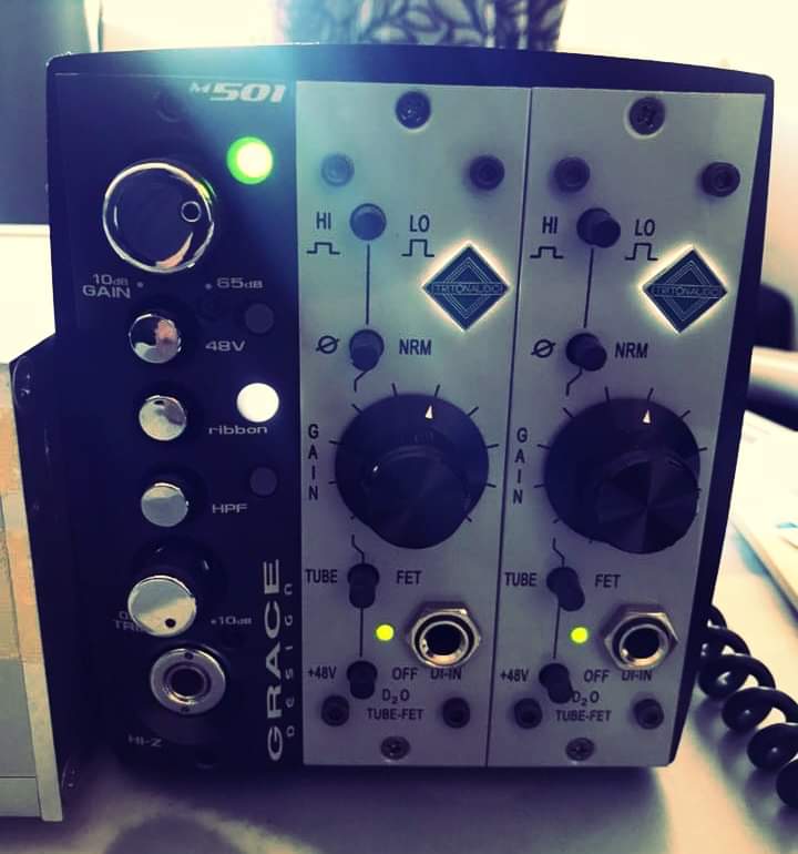 Blackvoltaudio's tweet photo. ¿Ya conocen el pre amp D20 de TritonAudio?
Es compatible con racks de serie 500 y utiliza solo un slot de espacio. Ofrece 32 dBs de headroom, además es fabricado en Holanda.
#TritonAudio #TritonAudioMX #D20 #Recording #RecordingTools #BlackvoltAudio #Blackvolt #AudioPerfecto https://t.co/xmQFq3KRgm