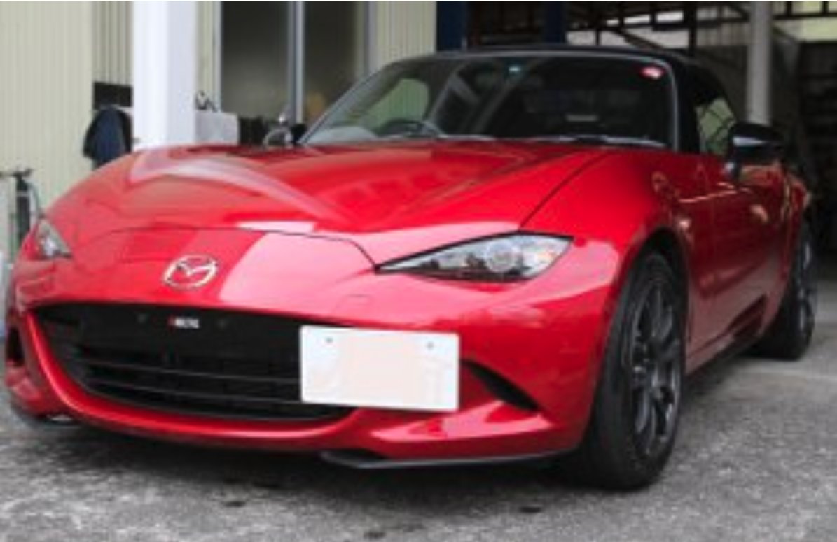 Roadster Bros ちょっとした変化でndの印象が激変する魔法のアイテム Ndロードスターのナンバープレートを左にオフセットしただけなのに グッとロードスターがスポーティに見えてしまうから不思議 Nd用オフセットナンバーステー はアライブ石井自動車