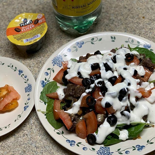 KillingAFatGuy's tweet photo. Decided to do a Super protein salad for dinner tonight. It was a spinach and lettuce salad with 1/2 a tomato, and two Lipton onion soup burger patties with steakhouse onion cheddar cheese, black olives, and a little ranch dressing. Filled me up pretty we… https://t.co/nd6wkITOAN https://t.co/iuFeMBG6ey