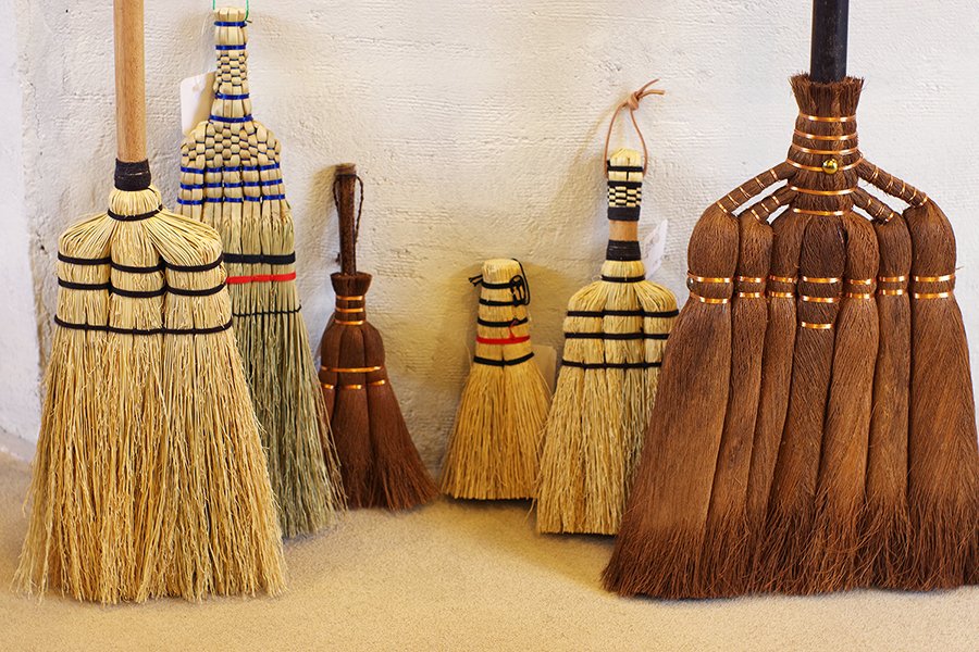 ট ইট র Tabitote Com 年の瀬も近づき大掃除に取りかかる時期がやってきました なかなか重い腰が上がらないという方は 掃除道具 にこだわってみてはどうでしょう 現在井荻店には棕櫚箒をはじめ 様々な種類の箒やバケツ タワシなど揃っております 手仕事の