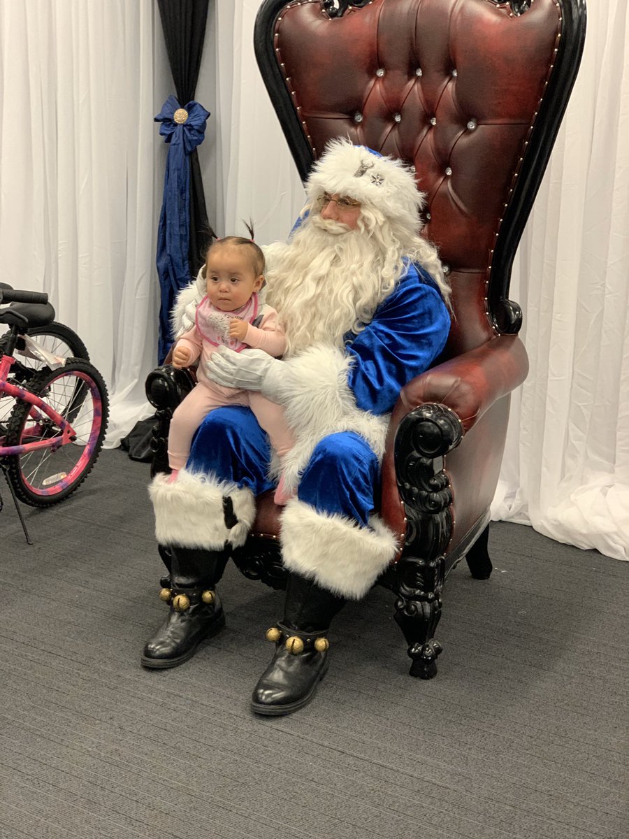 NorquintaG's tweet photo. HPD Southwest Blue Santa Event where Blue Santa came to visit our community kids. They were so excited 💙 @houstonpolice @null_bgnull @JuliePleasant https://t.co/TGpL4KtbnV