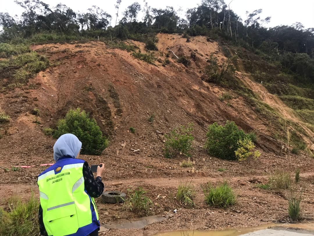 CerunJKR's tweet photo. Aktiviti pemantauan cerun di FT 185 Jalan Simpang Pulai - Blue Valley Seksyen 44 dan Seksyen 46.
@MOWorks @JKRMalaysia @arkamaluddin @Zulakmal8 @zulkiflyaghani @Mustafa59852495 @IrKaniah 
#cerunyangselamatmenyelamatkannyawa https://t.co/obCOE3gM3C