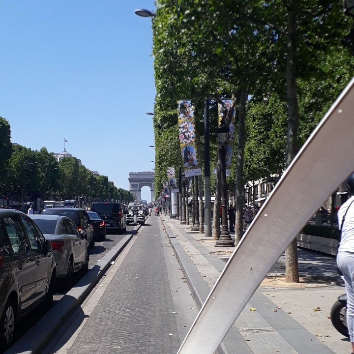 hadriu06's tweet photo. Y fuimos hasta el arco en la bicitaxi 🎶🎶🎶 #Paris #rickshaw  #sueñoscumplidos https://t.co/KTDvz9CFw2