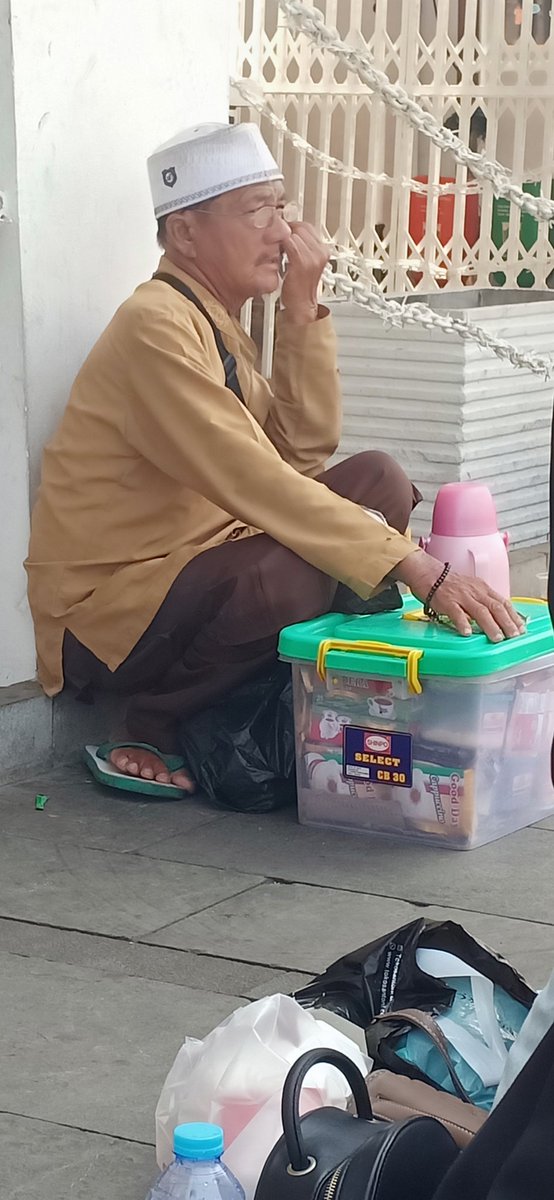 navyygurl's tweet photo. TWITTER PLEASE DO YOUR MAGIC...
aku tau orang2 twitter baik semua. Kalo kalian lagi ke kota tua di depan kali besar atau di kota tua nya sempetin beli jualan kakek ini ya,beliau jualan minuman minuman sachet kaya en3rgen,good day,kopi,teh,dan minuman lain. juga popmie. https://t.co/If8Fx4AXIm