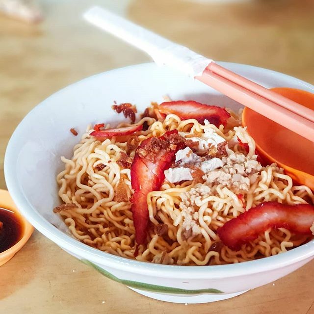 borneo_insider's tweet photo. Kolo mee is a must at Sarawak, you can pick your sau (red, dark or white). https://t.co/tuJvQVqI25