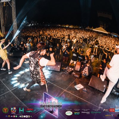 Luxtahh's tweet photo. vs 17K crowd last @maskipaps 2019👌🏼👟 
 #NewProfilePic #FluoKids https://t.co/x7yrEA9rws