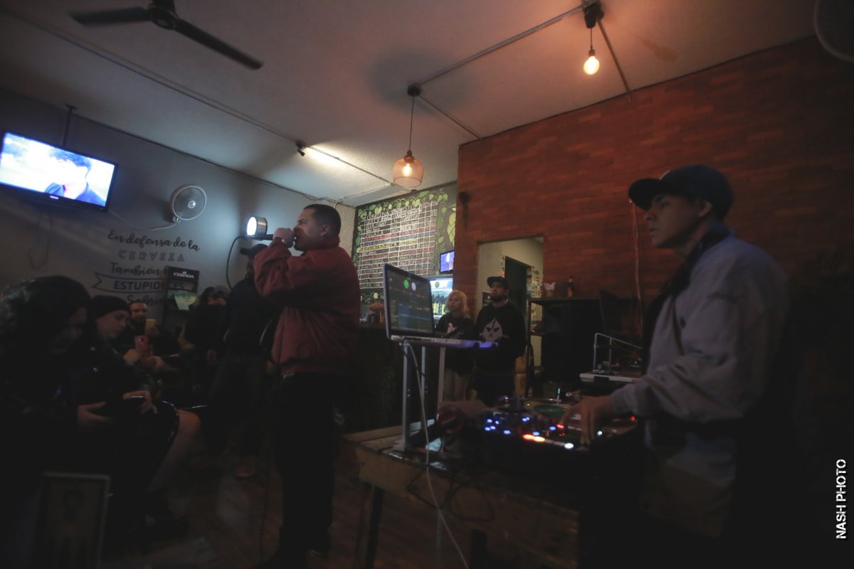 micgdl1's tweet photo. Sac Castro saturando el micrófono en el amargo bar el pasado sábado 14 de diciembre 2019 en la posada.
#micgdl #micgdl1 #Musica #investigacion #Cultura #gfs #MIC #GDL #Guadalajara #Jalisco #Mexico #MexicoEsProPosada #MexicoEsProPosadas #SacCastro #mc https://t.co/bBlPfLbO1m