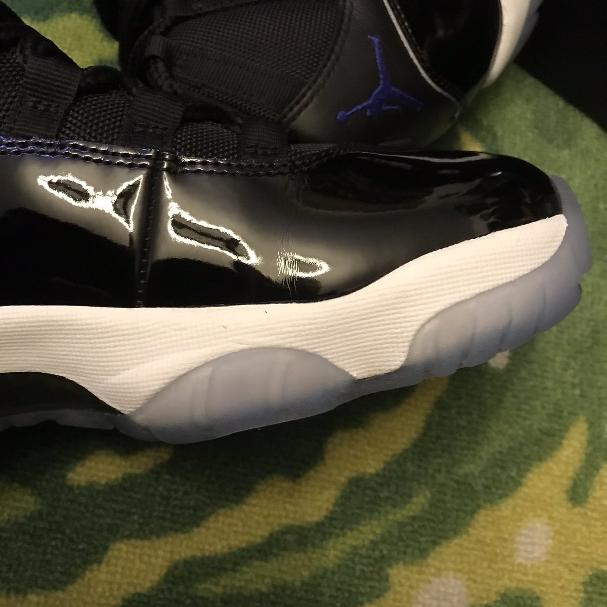Jumpkickss's tweet photo. Sz 8. $245 shipped. Left shoe tried on. Small crease. DM Offers. @CopThese @Deadlaced @RetailTuesday @MicNice @sneakerchief23 #RetailTuesday https://t.co/qLZdlTFrum
