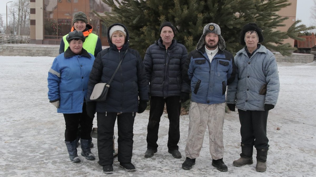 Главный символ Нового года 🎄
Вчера в пгт Стройкерамика постепенно, ярус за ярусом, на центральной площади вырастал главный символ Нового года - высокая, стройная, пушистая ёлка🎊. Теперь её осталось украсить игрушками, гирляндами - и она предстанет во всей своей красе☃!