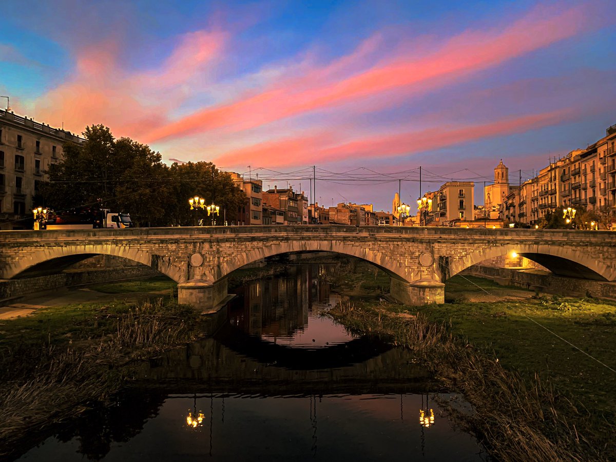 RandWander's tweet image. Another picture from our recent trip.
#Spain #Girona #Sunset #color #colour #canadianspelling #photography #sunsetphotography #bridge #water #pictures #beautifulskies #travel #travelphotography #TravelTuesday #vacation #europe #stonebuildings #gotwasfilmedhere