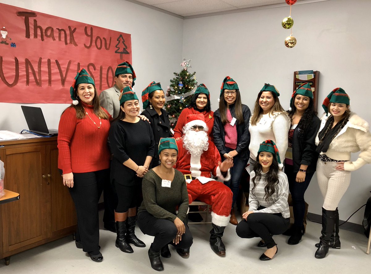 OlivaresGrace's tweet photo. Gracias @AVANCEHouston por abrirnos las puertas de su centro para traer un poco de alegría a los niños de AVANCE. Santa y los duendes de @noticiashouston @UniContigo trajimos regalos, libros bilingües de @artepublico y cantamos canciones de Navidad! #FelizNavidad #MerryChristmas https://t.co/3YlCudpg45