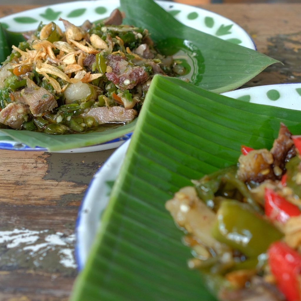 imahbabaturan's tweet photo. Menu mingguan lidah ini selalu kami masak bersamaan, oseng lidah sapi dan lidah cabe ijo...
Cuma sampe besok loh, jumat kita ganti menu....
#warungkopiimahbabaturan #warungkopi #lidahsapi #osenglidahsapi #lidahcabeijo #masakanrumah #kulinerbandung #cobainlah #sinimakansiang https://t.co/DEm3Huh8Yj