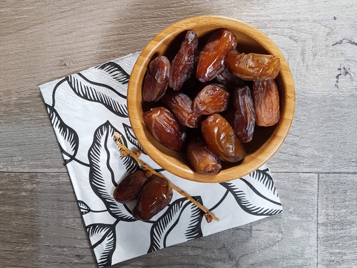 Psst : c'est le dernier mercredi avant Noël !🌲
Pour fêter cette bonne nouvelle, on vous propose de prendre une petite pause au bureau avec de délicieuses dattes Mazafati.
Elles sont accompagnées de mandarines BIO, bananes BIO fairtrade mais aussi de nos petits jus de pomme BIO !