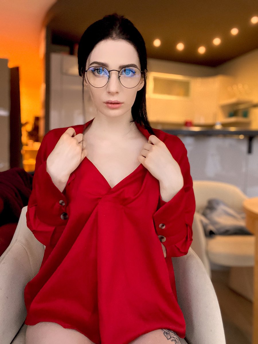 Reislin |NSFW| ONLYFANS on Twitter: "Do you like glasses and red?💋…