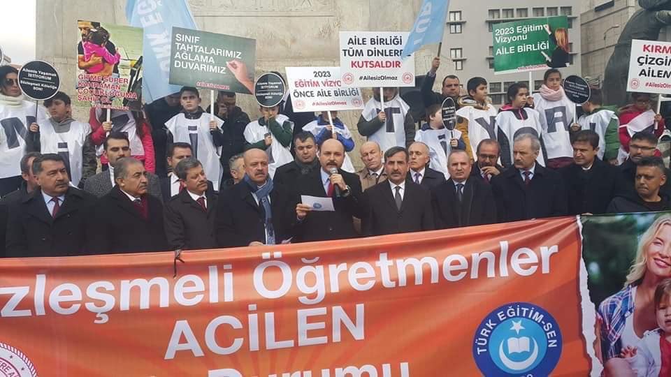TalipGeylan06's tweet photo. 22 Aralık 2019 Saat 12:30’da  Ankara Ulus kent meydanından bir kez daha haykırıyoruz:
Sözleşmelilere kadro!
Yarı yıl tatilinde eş durumu tayin hakkıyla sözleşmeli öğretmen aileleri birleşsin!
Bütün meslektaşlarımızı destek olmaya davet ediyorum. https://t.co/y3DFI9K8PL