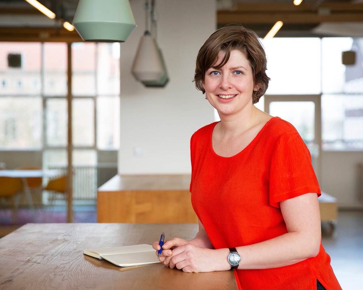 Freelance online marketingmanager Ellen is de eigenaar van Digitale Drukte. In dit interview vertelt ze onder andere wat haar strategieën zijn om haar bedrijf te laten groeien, hoe ze gefocust blijft en welke Instagram-accounts je zou moeten volgen. business-bubbles.com/nl/powervrouw-…