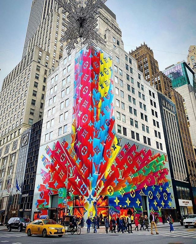 Superbe décoration du magasin Louis Vuitton de la 5e Avenue .
.
.
.
📷 @weeraaro