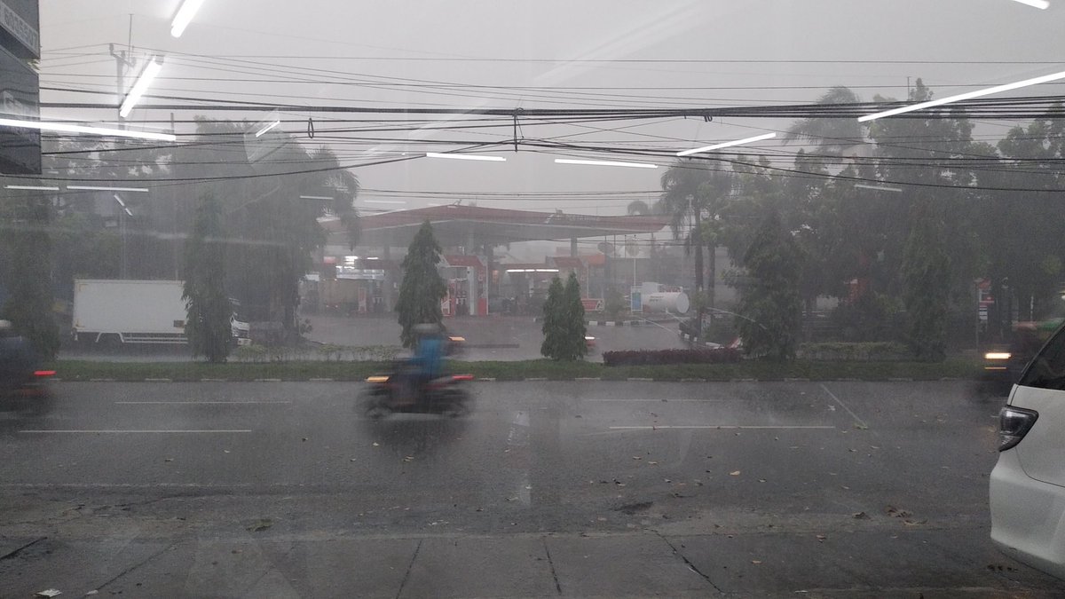 Jl. Peta hujan lebat disertai angin dan petir
Hati2 buat pengendara terutama bikers sebaiknya menepi dulu