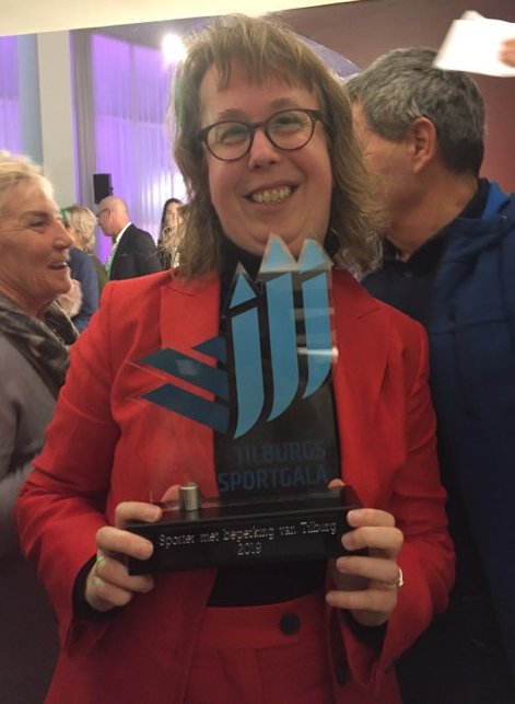 Vrijdag won #athleteleader Suzanne met haar voetbalteam de prijs voor ''Sporters met een beperking 2019'' 🏆👊op het Tilburgse Sportgala! Meer weten over deze G-leeuwin 🦁⚽met een missie? Check: bit.ly/g-leeuwin
