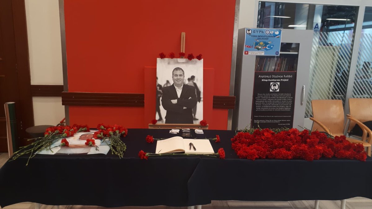 bauogrencidekan's tweet photo. Öğrenci Dekanlığı Ofisi’nin önüne Tanzer hocamız anısına hatıra defteri konuldu.
Sizi unutmayacağız hocam... https://t.co/fKBToj7eiY